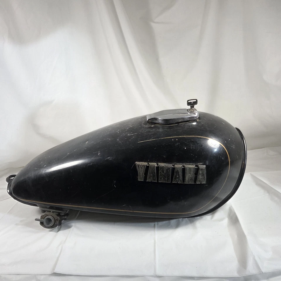 Vintage Yamaha Gas Tank w/ Cap Key Original Taiyo Giken Petcocks Black OEM Race Foto 4 de 4