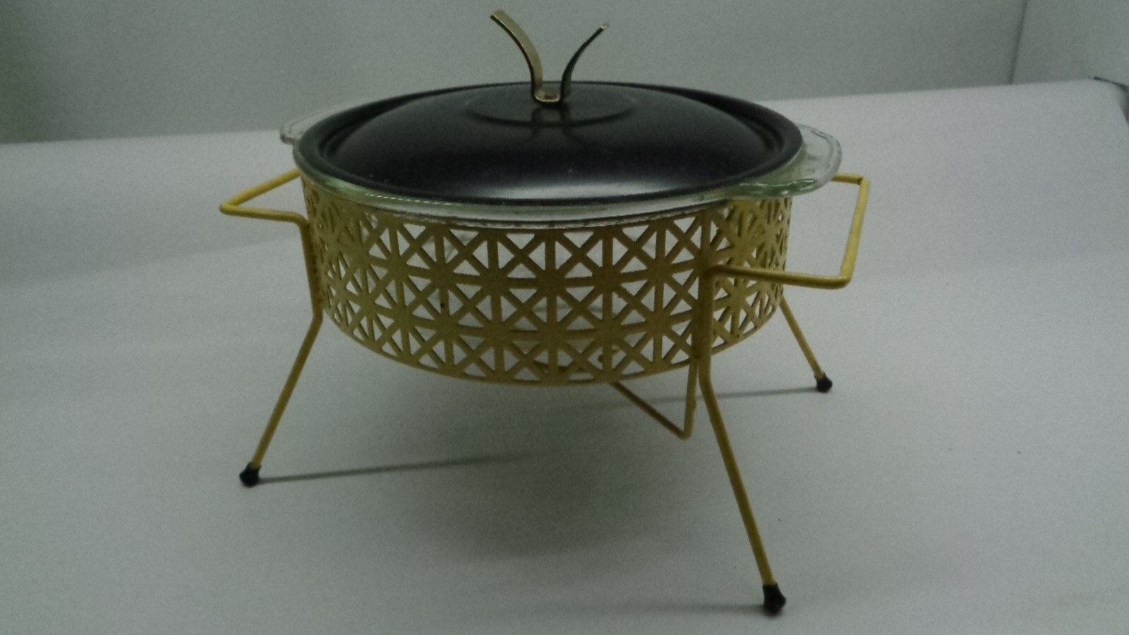 Yellow metal mesh casserole dish holder with Fire King 2 QT casserole