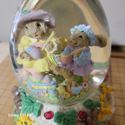 1994 Easter Water Globe W/ Music Playing Here Comes Peter Cottentail 6'' Tall
