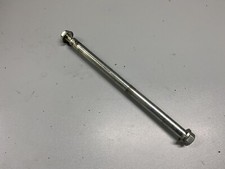 UN AXE DE ROUE AVANT SCOOTER PIAGGIO 125 FLY