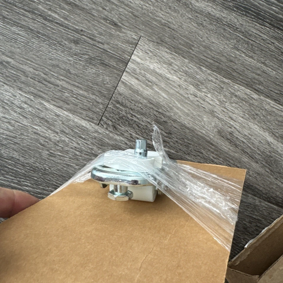 Bisagra inferior derecha para refrigerador Frigidaire FFTR1835VWC 5304526772 Foto 4 de 4