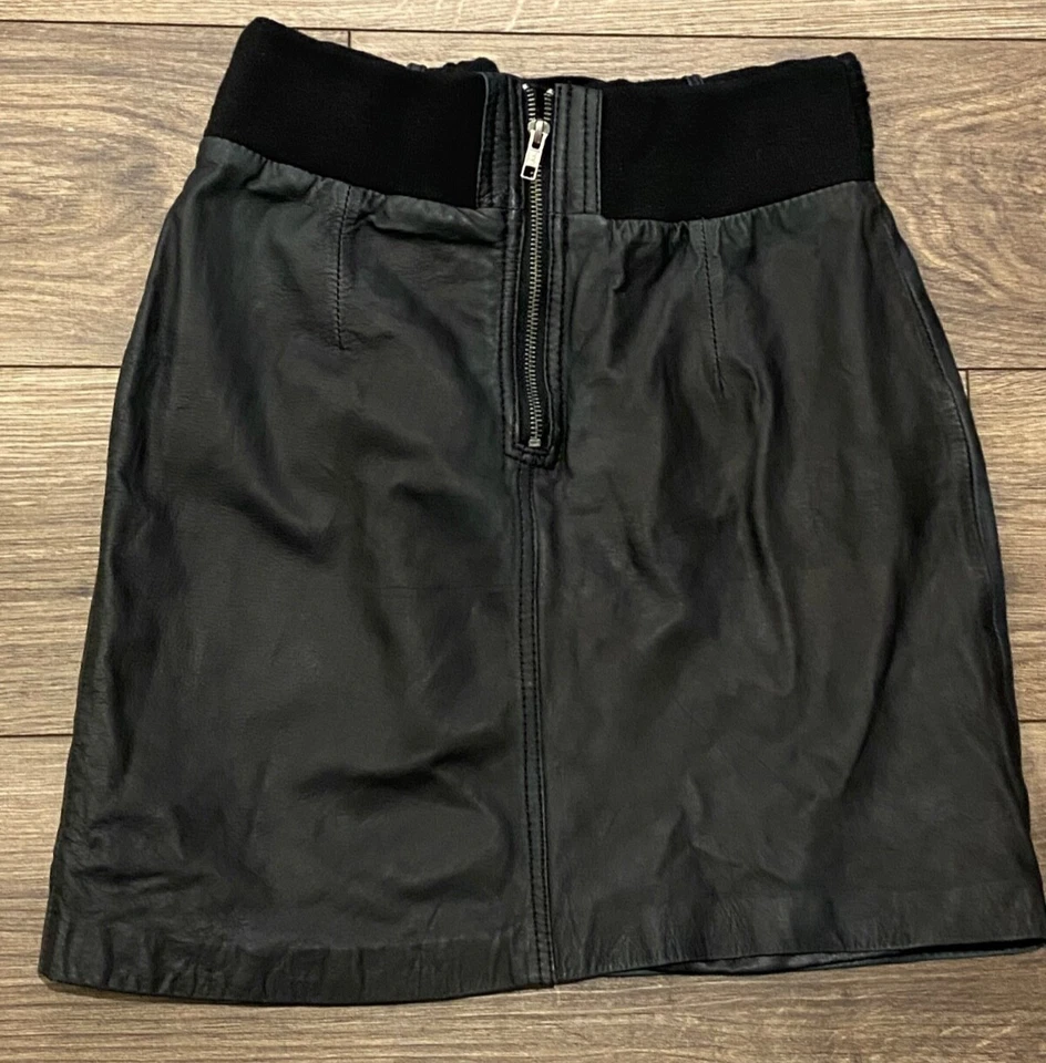 Minifalda de cuero vintage Y2K negra remache negra para mujer talla 8 motociclista gótica Foto 2 de 4