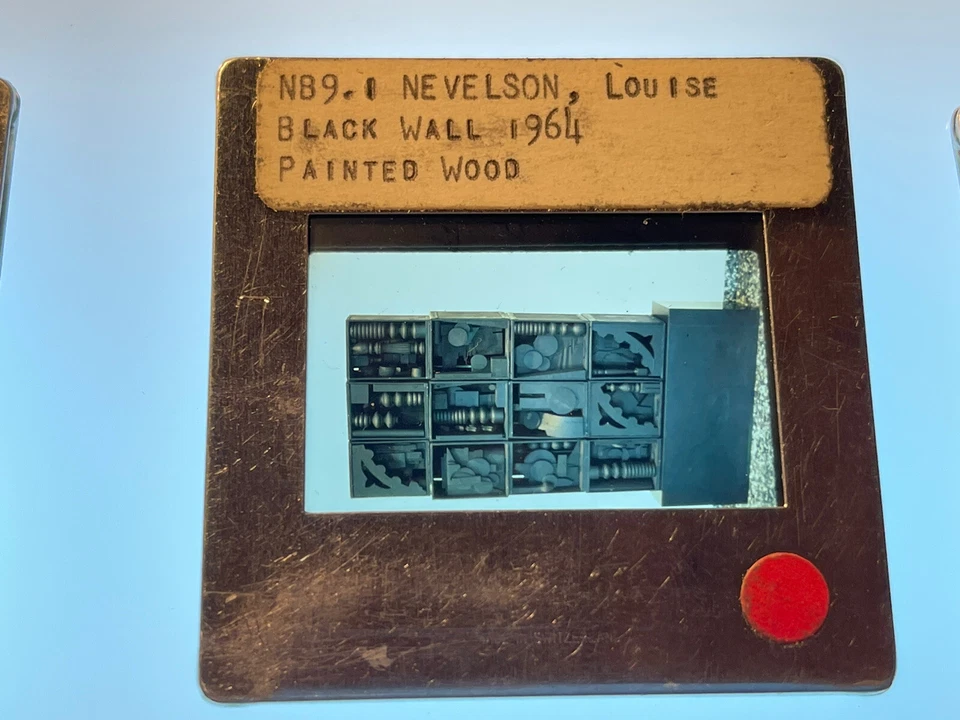 Escultura americana Louise Nevelson "Black Wall" diapositiva artística de 35 mm Foto 2 de 2
