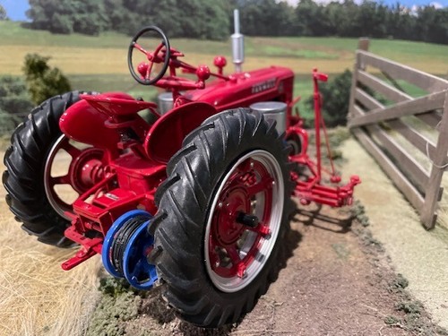 ERTL 1/16 SCALE PRECISION KEY #5 FARMALL H WITH MOUNTED PLANTER - NIB - Picture 4 of 6