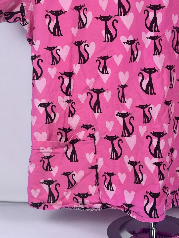 Blusa Médica Landau Mujer Talla L - Rosa con Gato Elegante Negro - Espalda Plisada Foto 2 de 4