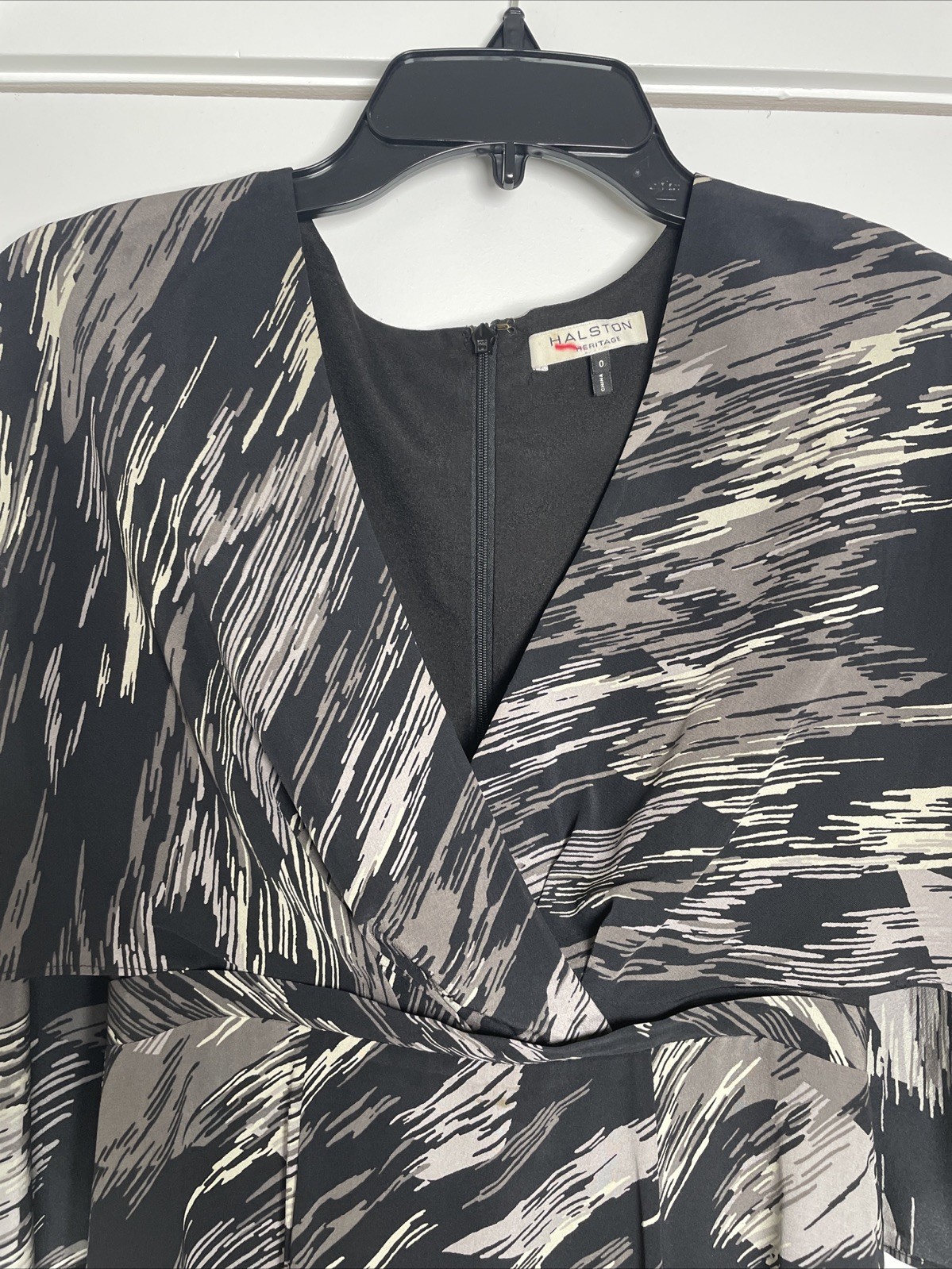 Halston Heritage Women’s Size 0 Black/Gray Swirled Flutter Sleeve Cocktail Dress