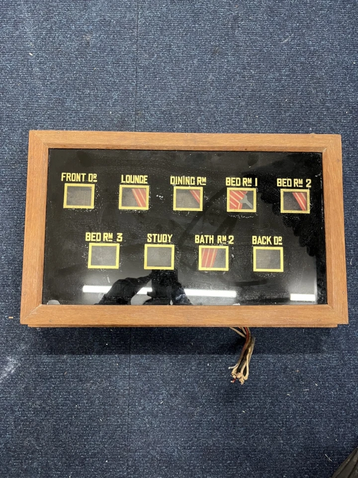 Panel Anunciador de Llamadas de Mayordomo Mecánico Eduardiano Raro | Bandera Sólida Foto 2 de 4