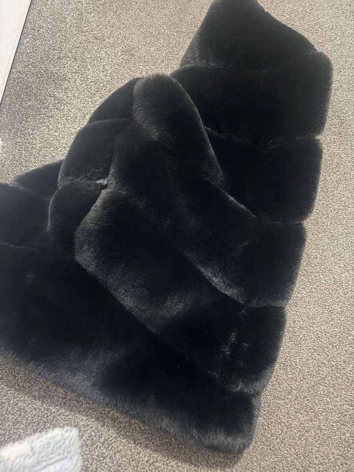 Woman’s Fur Gillet Waistcoat Sleeveless Vest - Image 2 of 3