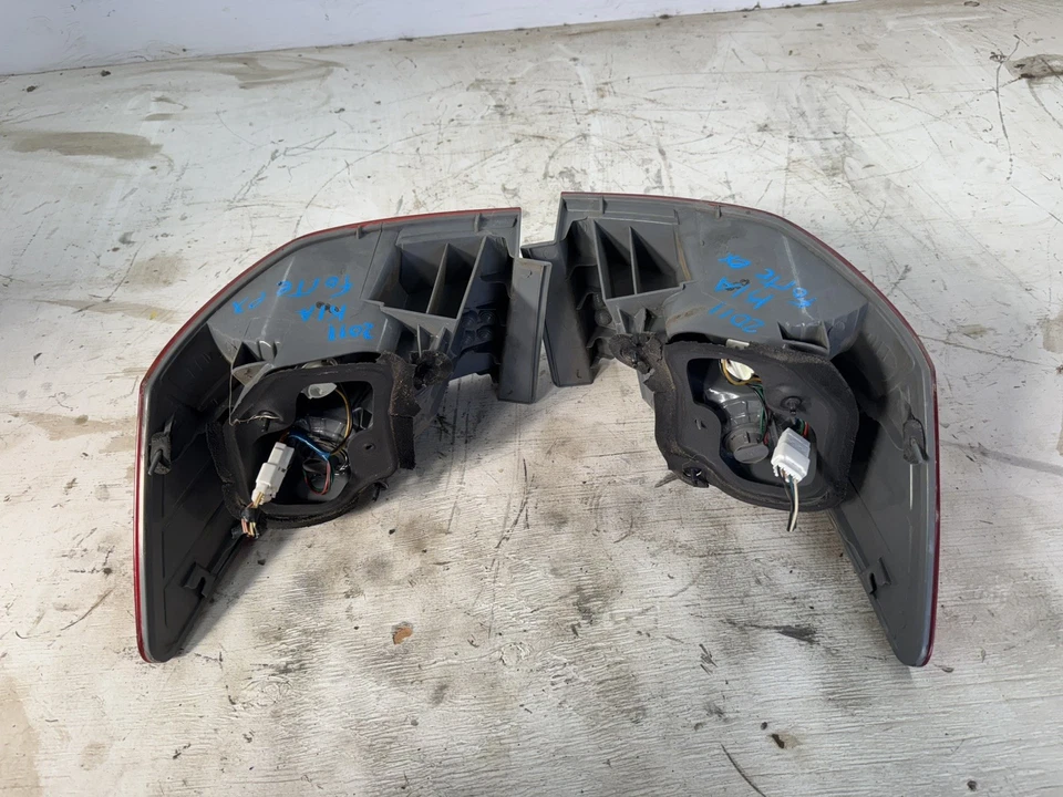 2011 Kia Forte Tail Lights Right And Left - Image 4 of 4
