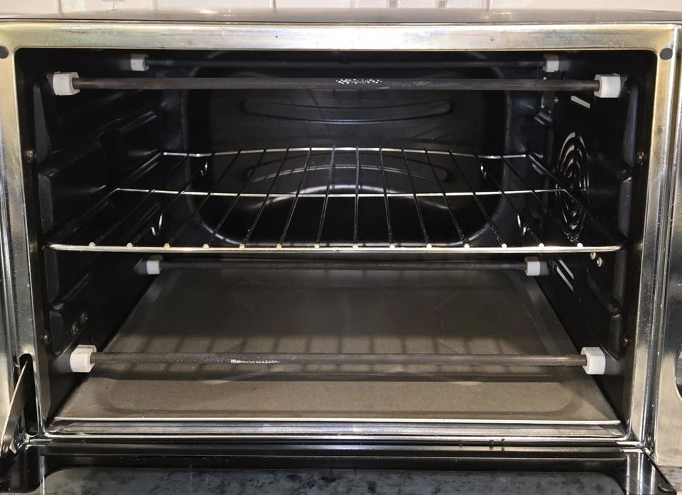DeLonghi Convection Toaster Oven, Model EO-2058 - Image 2 of 4