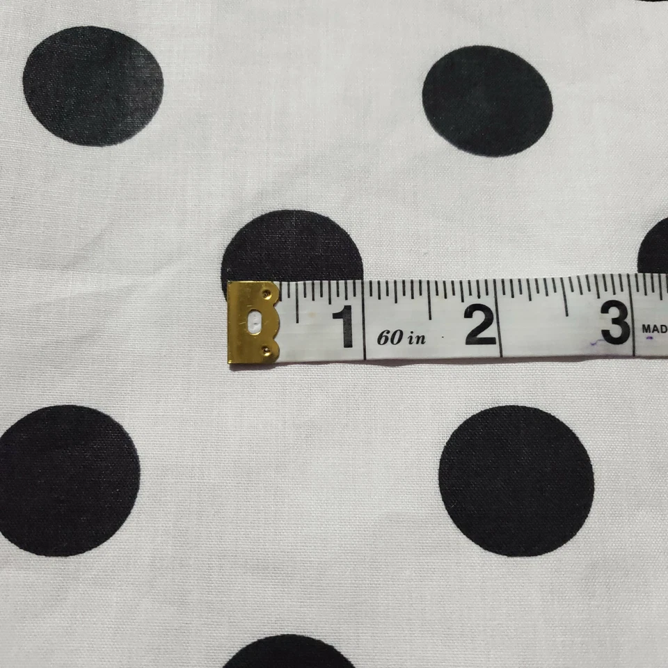 LUNARES NEGROS SOBRE TELA DE POLIALGODÓN BLANCO PUNTO DE UNA PULGADA 58" POR YARDA Foto 4 de 4