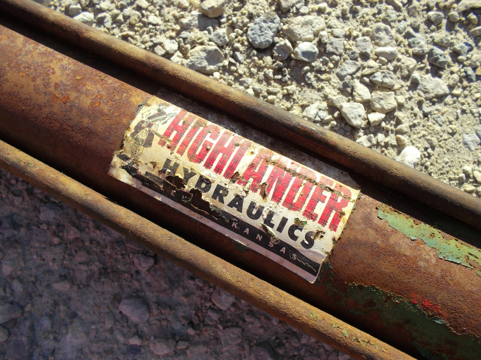 Tractor Universal Hydraulics Highlander Kansas hydraulic lift cylinder