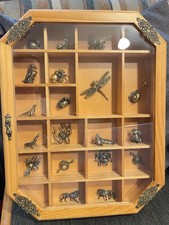 setzkasten mit messingfiguren