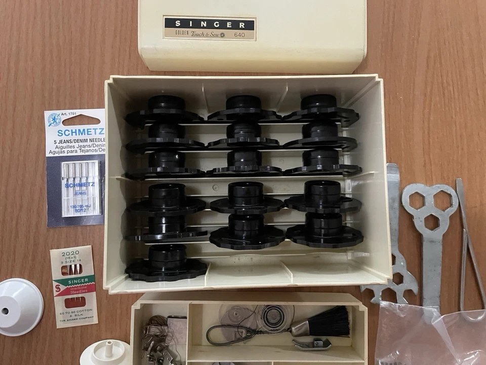 Lote de 640 peças de máquina vintage Singer Golden Touch & Sew na caixa de plástico original - Imagem 2 de 4