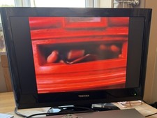 Toshiba 22BAV615DB LCD Color TV 22 Pulgadas con Control Remoto Probado Funciona con Soporte