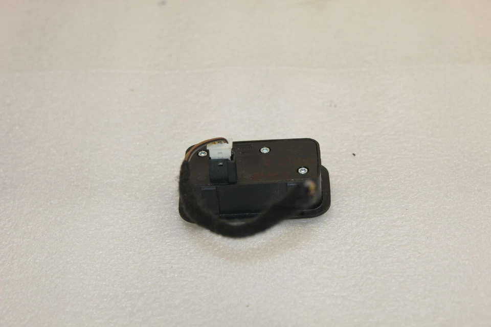 Interruptor de liberación del maletero/portón trasero Mercedes Benz W212 W218 E350 1968-2024 (G60) Foto 2 de 4