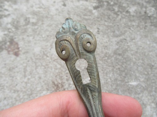 VTG OLD VICTORIAN BRASS BRONZE CABINET WARDROBE DESK DOOR HANDLE KNOB KEY LOCK - Picture 2 of 4