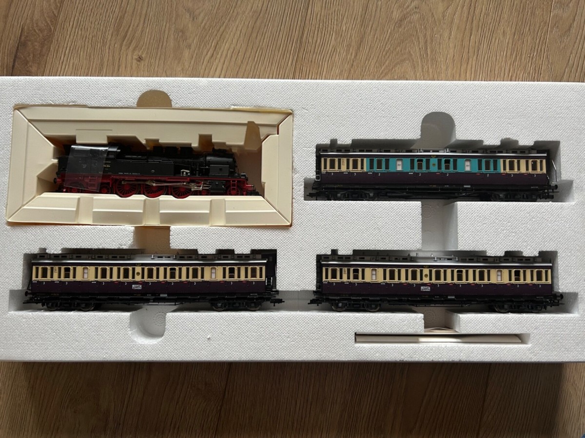 送料無料　Nゲージ フライシュマンFleischmann他 ドイツ製 客車 ４両　緑色