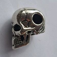 Perle/charme tête de mort (crâne) argentée avec trou de passage, bijoux