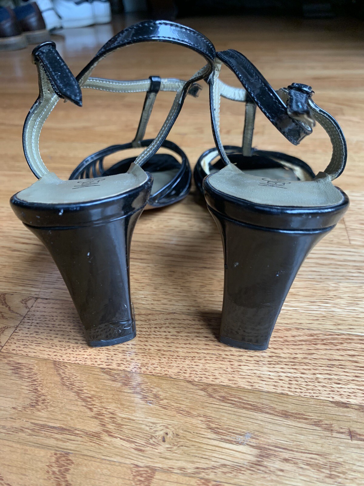 Sandali vintage Yves Saint Laurent in pelle verniciata nera 9 5