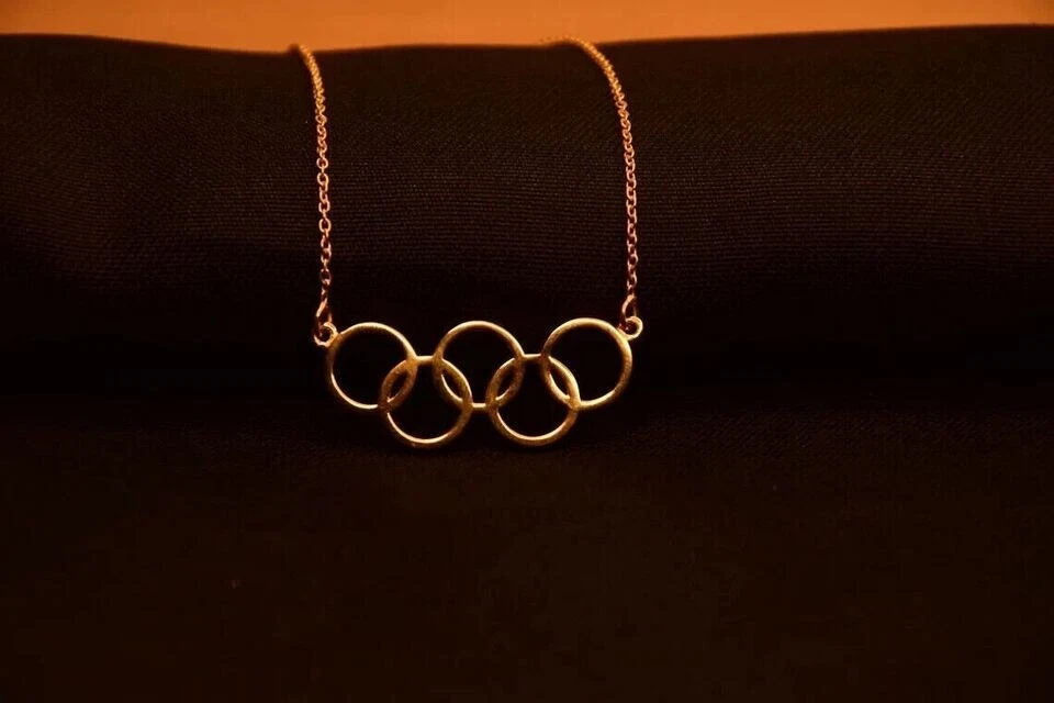 Collar Olímpico Chapado en Oro Amarillo 14K Plata Colgante Deportivo Olímpico. Foto 2 de 4