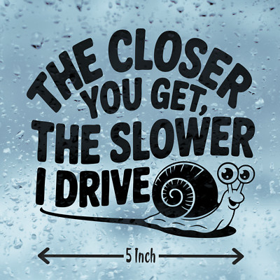 Lustiger Autoaufkleber ''The Closer You Get The Slower I Drive'' Vinylaufkleber mit Schnecke