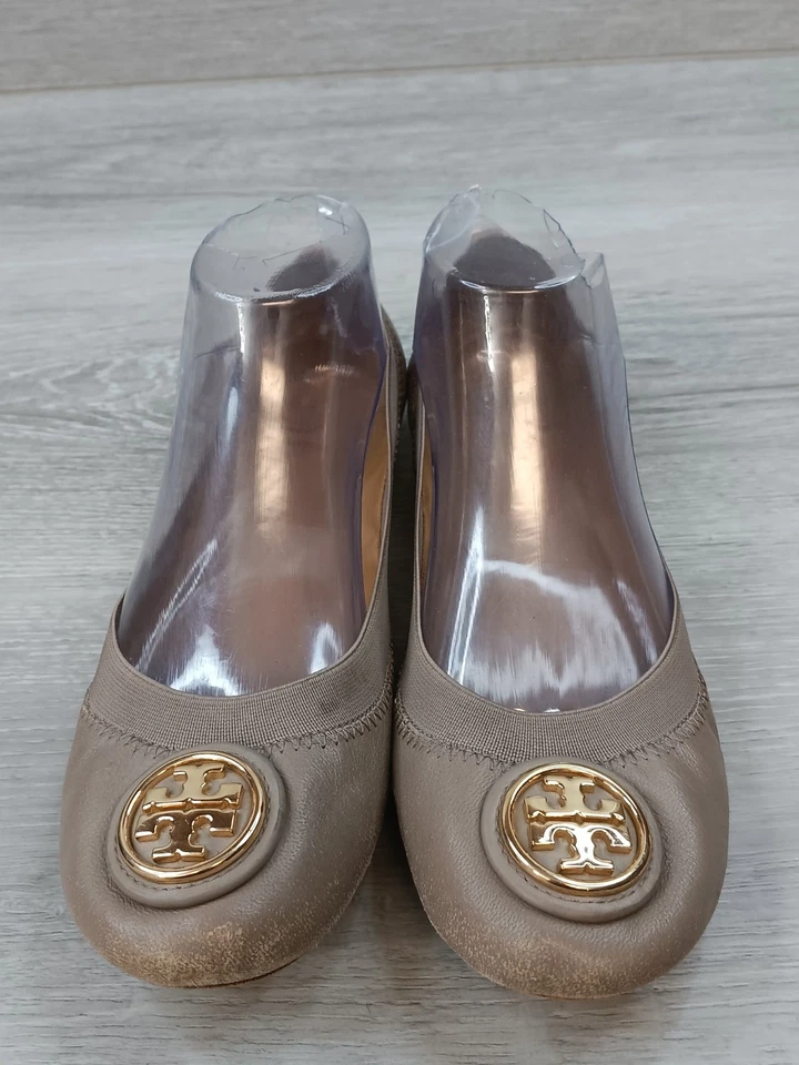 Sapatilhas Tory Burch Caroline femininas couro acastanhado logotipo dourado conforto balé 8M - Imagem 2 de 4
