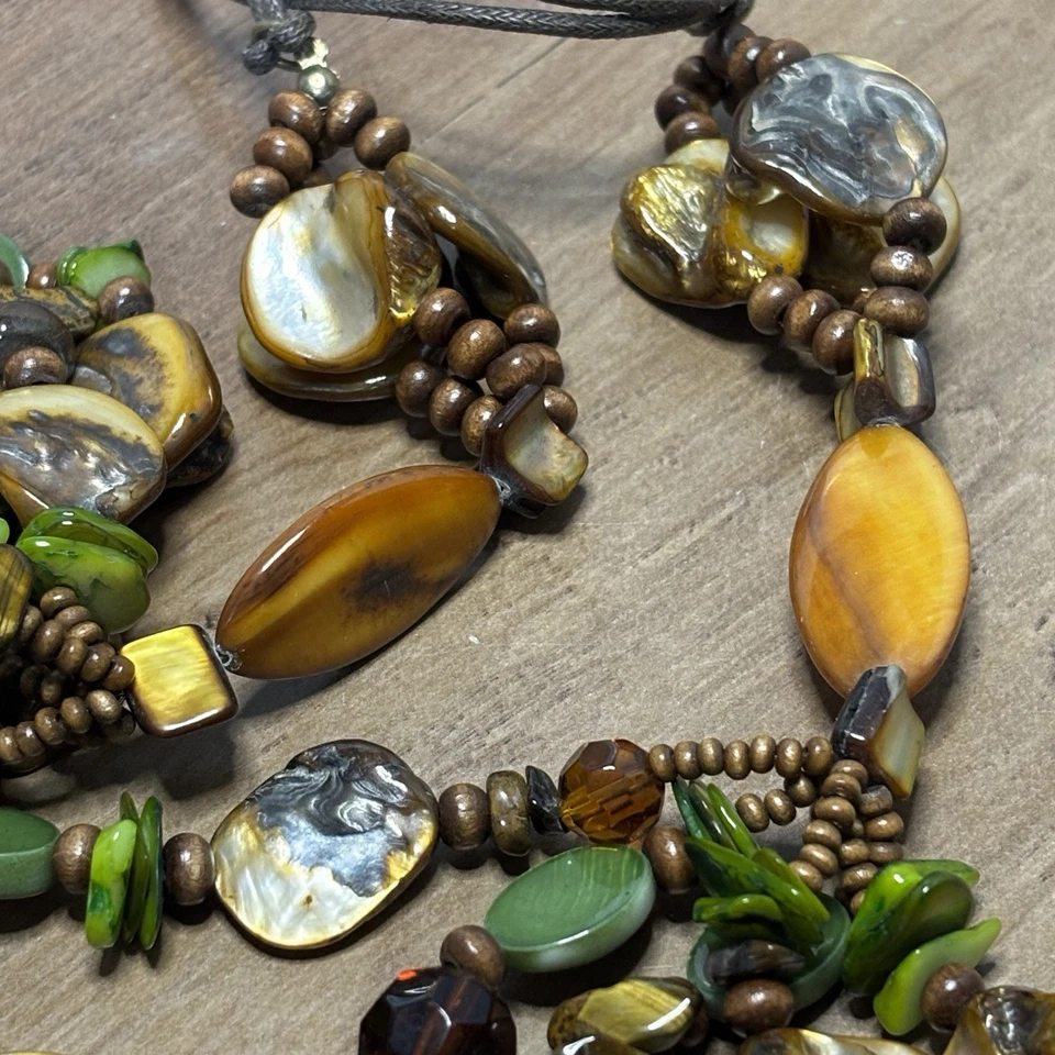 Precioso Collar Estilo Boho Multi Hilos, Acrílico, Vidrio, Concha, Piedra, Madera. Foto 4 de 4
