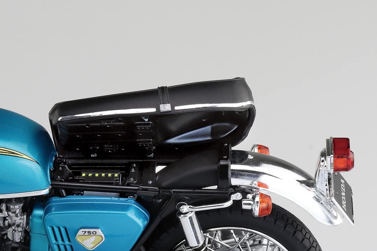 ナガノ 1/8 白バイPOLICEMOTORCYCLE HONDA DREAM sddefault.jpg
