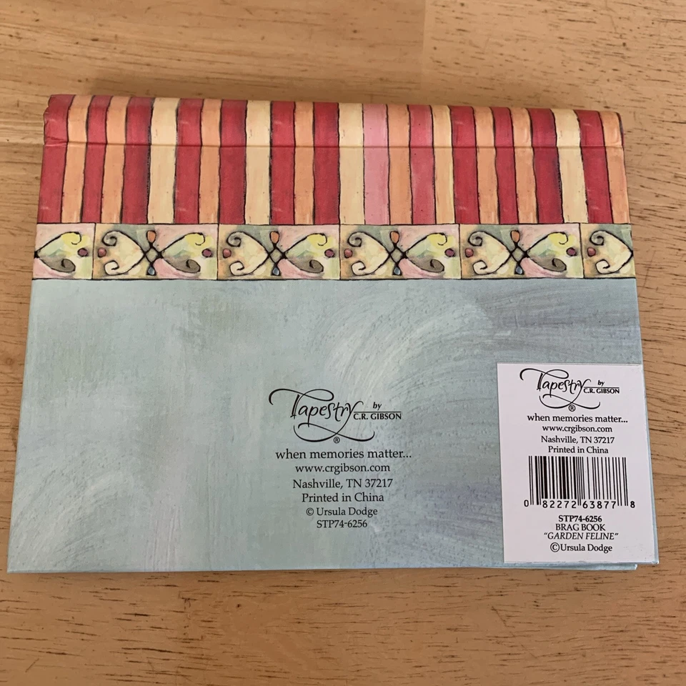 Álbum de fotos Brag Book Garden Feline Ursula Dodge de CRGIBSON tiene capacidad para fotos de 24-4x6 Foto 2 de 4