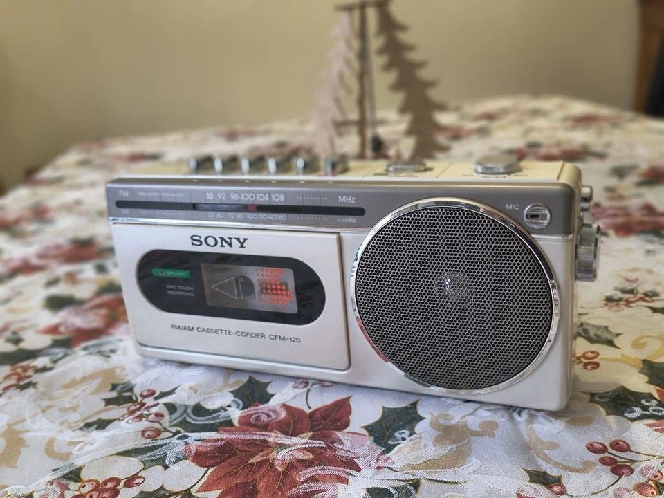 Grabadora de casete Sony FM/AM CFM-120 en caja original con accesorios funciona Foto 4 de 4