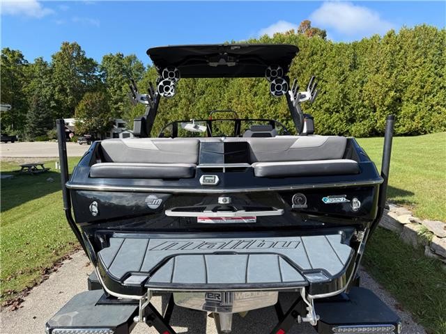 2020 Malibu 23 LSV  Black