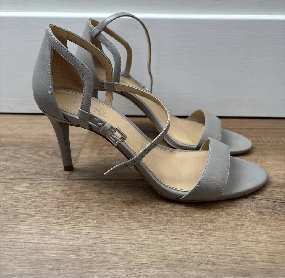 Sandália Michael Kors Simone salto aberto com alça no tornozelo cinza - Imagem 2 de 4