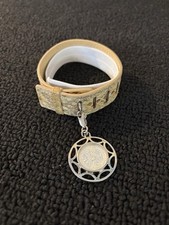 Bracelet cuir d'agneau beige et acier avec breloque gravée d'un flocon Lalique