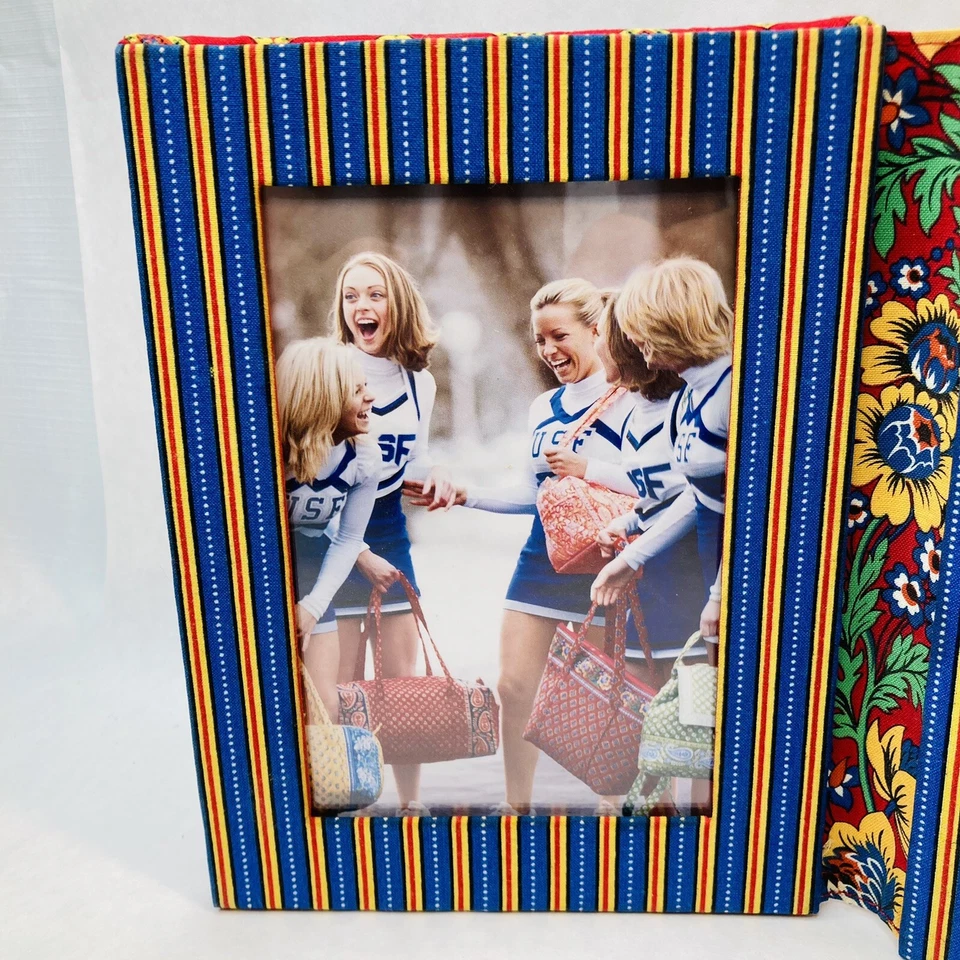 Libro con marco de fotos Vera Bradley Villa rojo contiene 2 fotos de 4x6" acolchado floral Foto 3 de 4