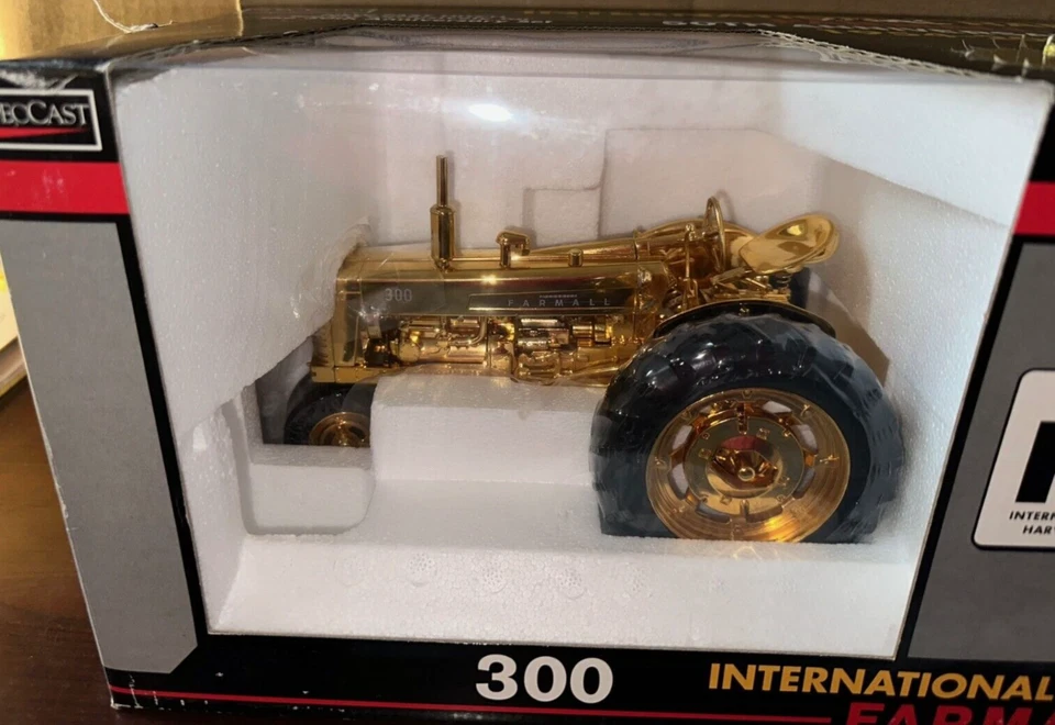 Gold International Harvester Farmall 300 400 50th Ann 1/16 SpecCast #15 NEW - Image 2 of 4