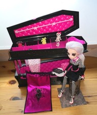 1 Monster High Puppe DRACULAURA schwarz-weiß Outfit + Skelett + Sargbett