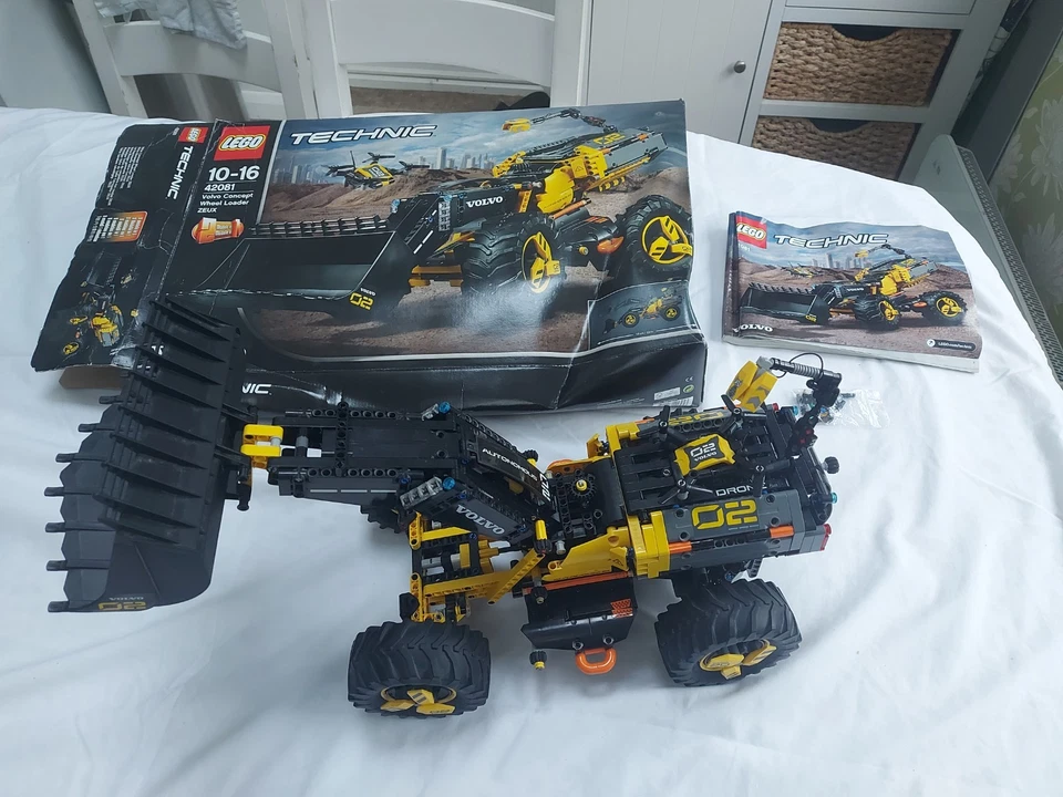 LEGO Technic 42081 Volvo Concept Wheel Loader ZEUX, photo 1 of 5
