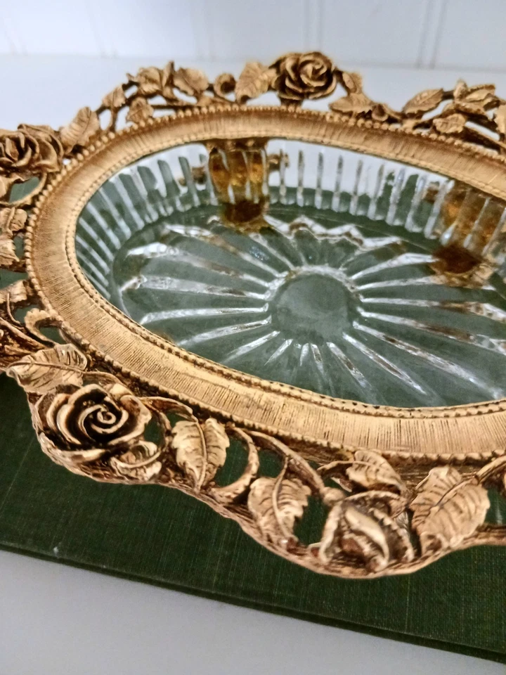 Jabonera con patas Ormolu dorada con estilo vintage ornamentada patrón floral rosa Foto 3 de 4