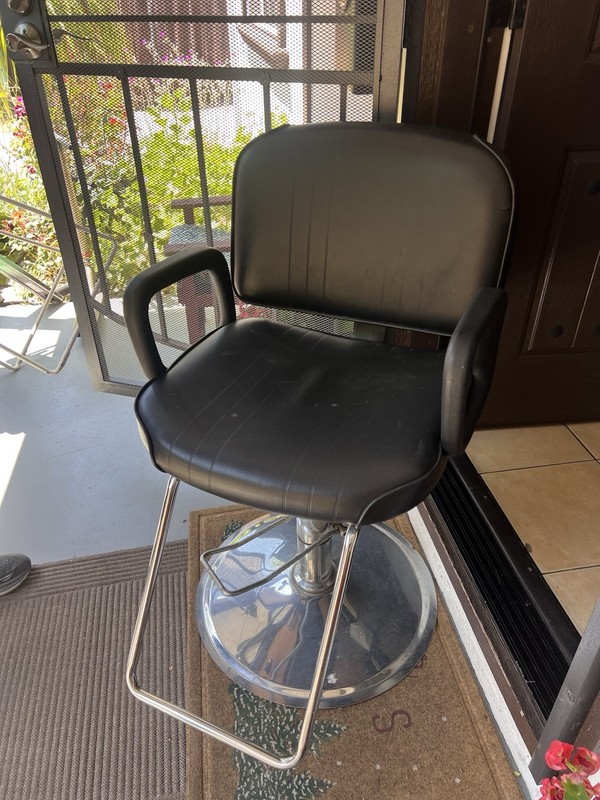 Black Salon Styling Chair w/ Armrests, Hydraulic Base, Footrest