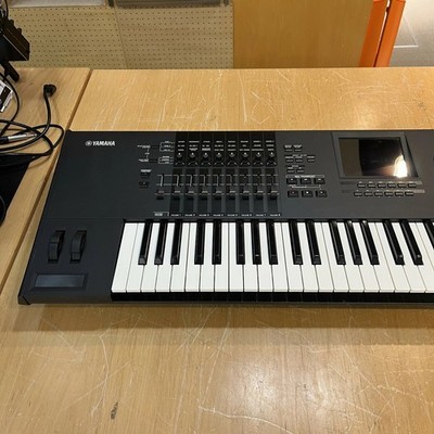 Yamaha MOTIF XF7 76-Key Workstation Music Synthesizer Pro Keyboard
