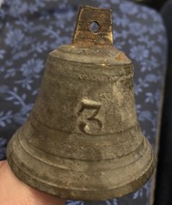 Antica Campanella in Bronzo Vintage con Numero 3 e “firma” “V.F."  in rilievo