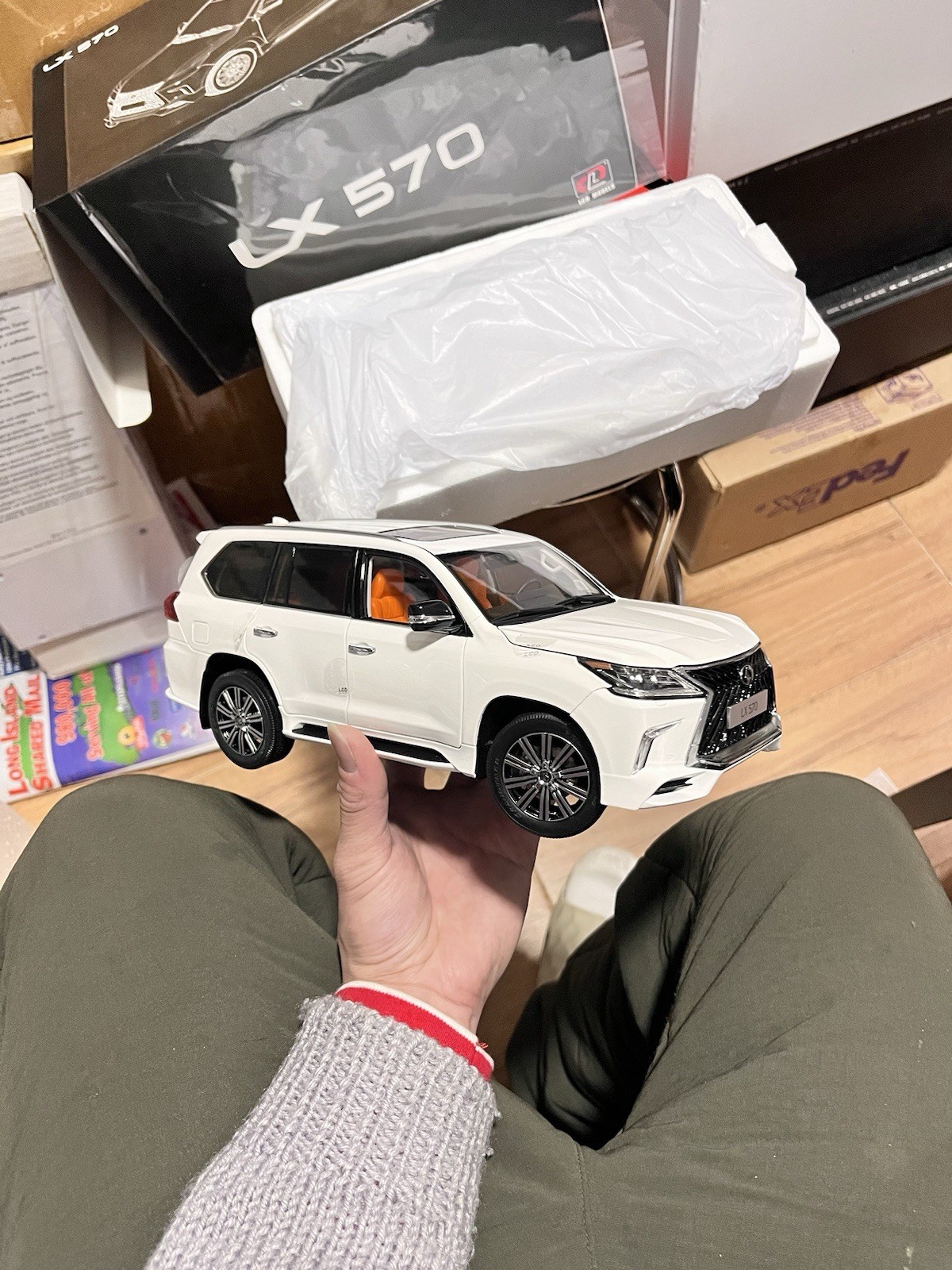 1:18 Scale LCD Toyota Lexus LX570 White Diecast Model Car