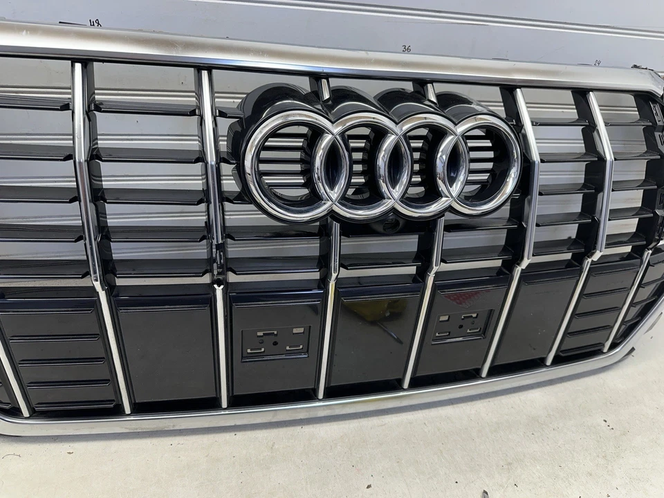 Parrilla delantera original Audi Q3 MK2 83A 853 651. 2019-2024 dañado ver fotos Foto 3 de 4