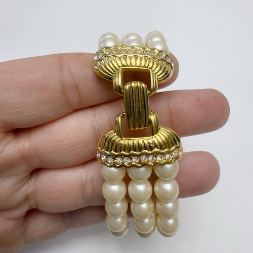 Brazalete de abeja vintage firmado por Joan Rivers de perlas de imitación triple hilo estrás - Imagen 8 de 9