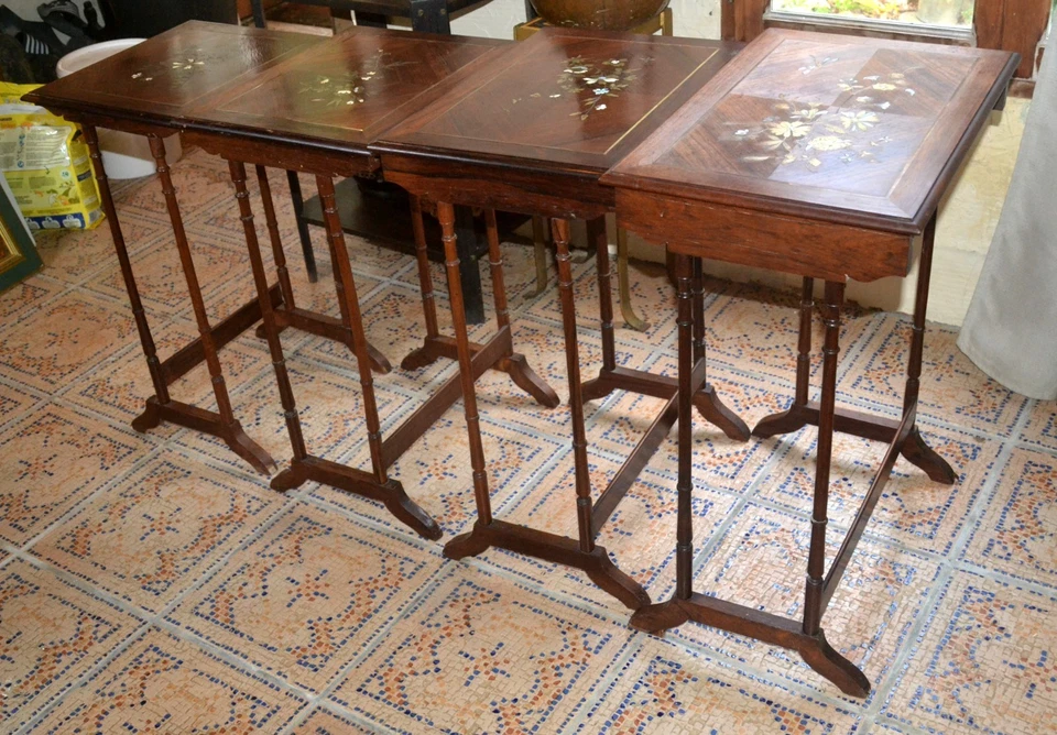 Série de 4 tables gigognes 1900 marqueterie incrustations de nacre et laiton - Photo 3/4