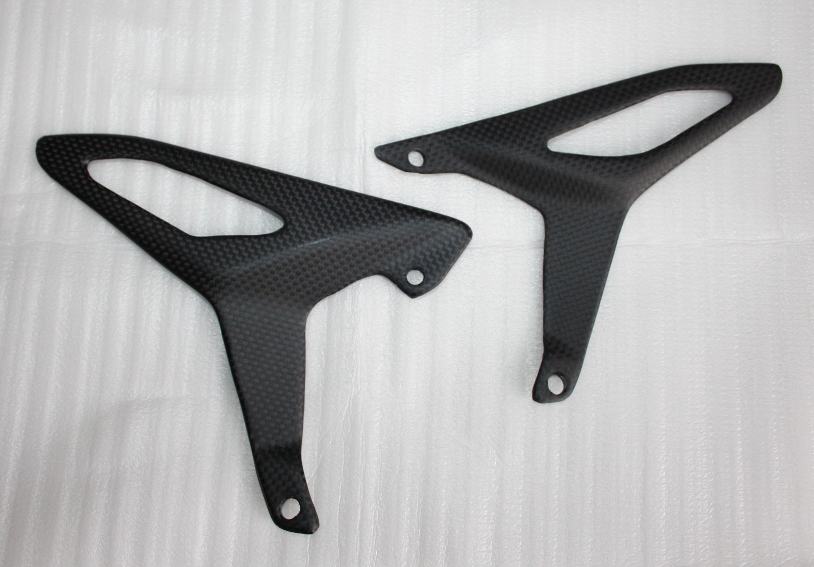 Platines talon Ducati Streetfighter V4 2025 en pur carbone mat d'exception