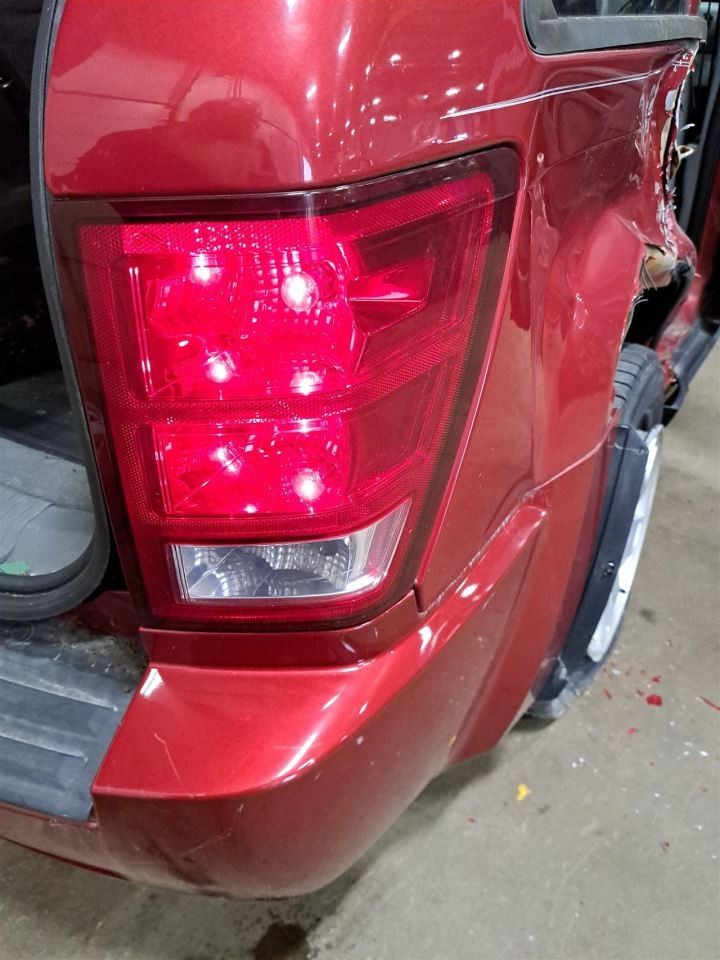 2005-2006 Jeep Grand Cherokee Right Tail Light Quarter Panel Mounted Oem