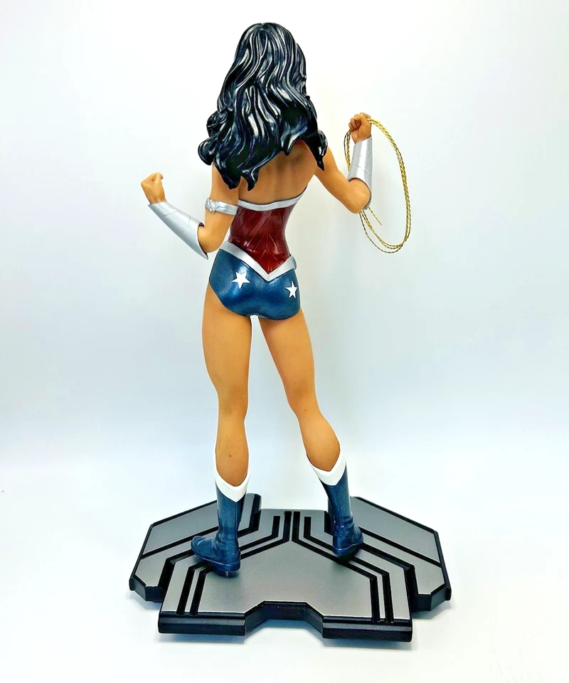 Estatua limitada del 75 aniversario de Wonder Woman 761/5200 de DC Collectibles con caja Foto 4 de 4