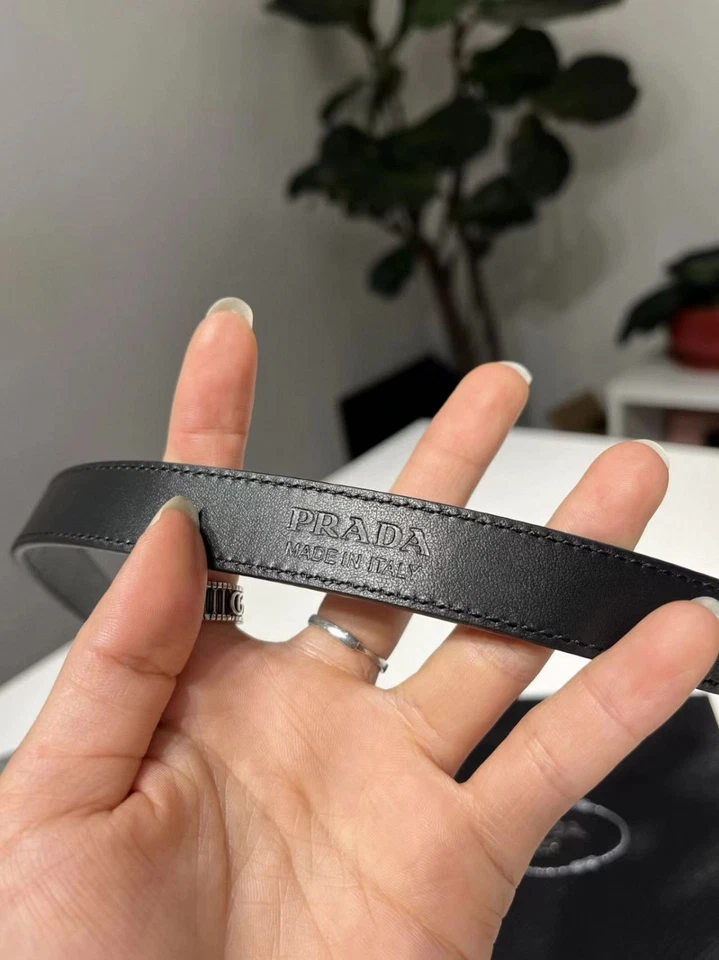 Cinturón de cuero Prada Saffiano para mujer negro plateado con logotipo triángulo 100 cm, talla 85/34 Foto 3 de 4